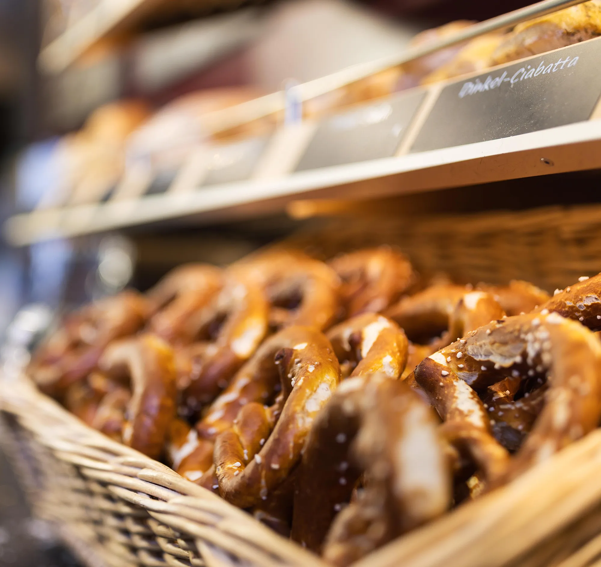 Brezen in der Auslage der Bäckertheke