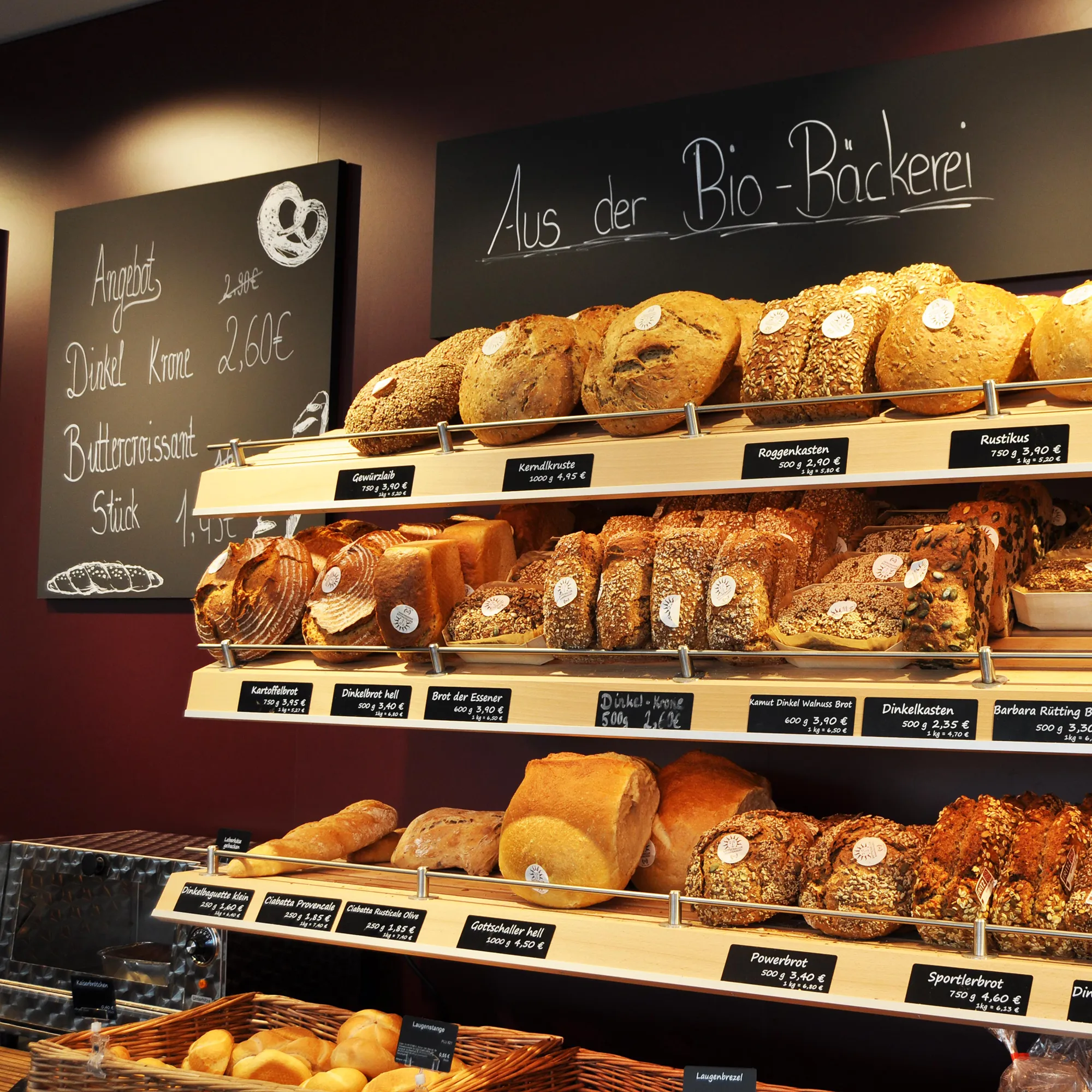 Brot in der Auslage der Bäckertheke