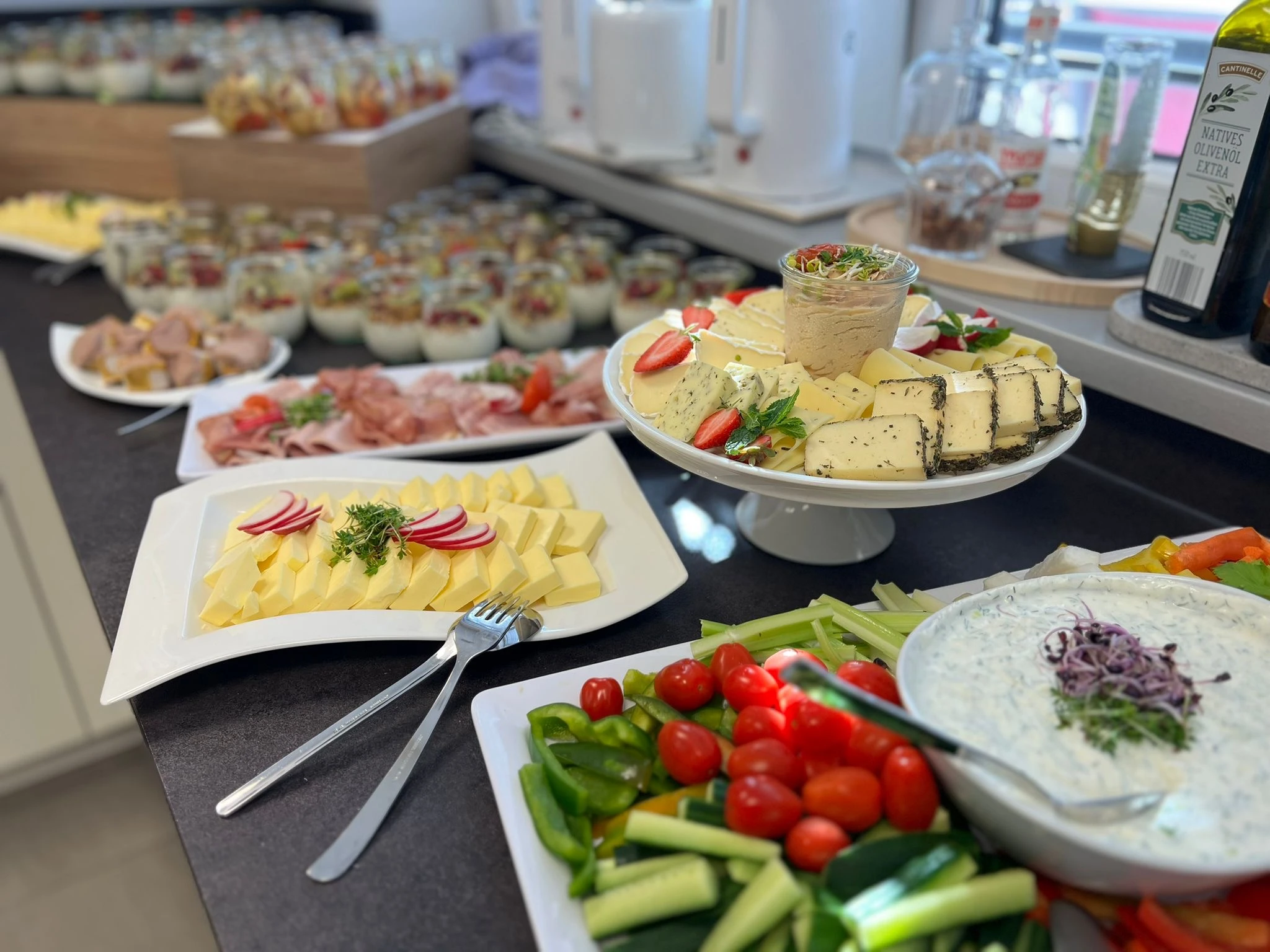 Verschiedene Wurst- und Käseplatten mit Aufstrichen und Obst und Gemüse