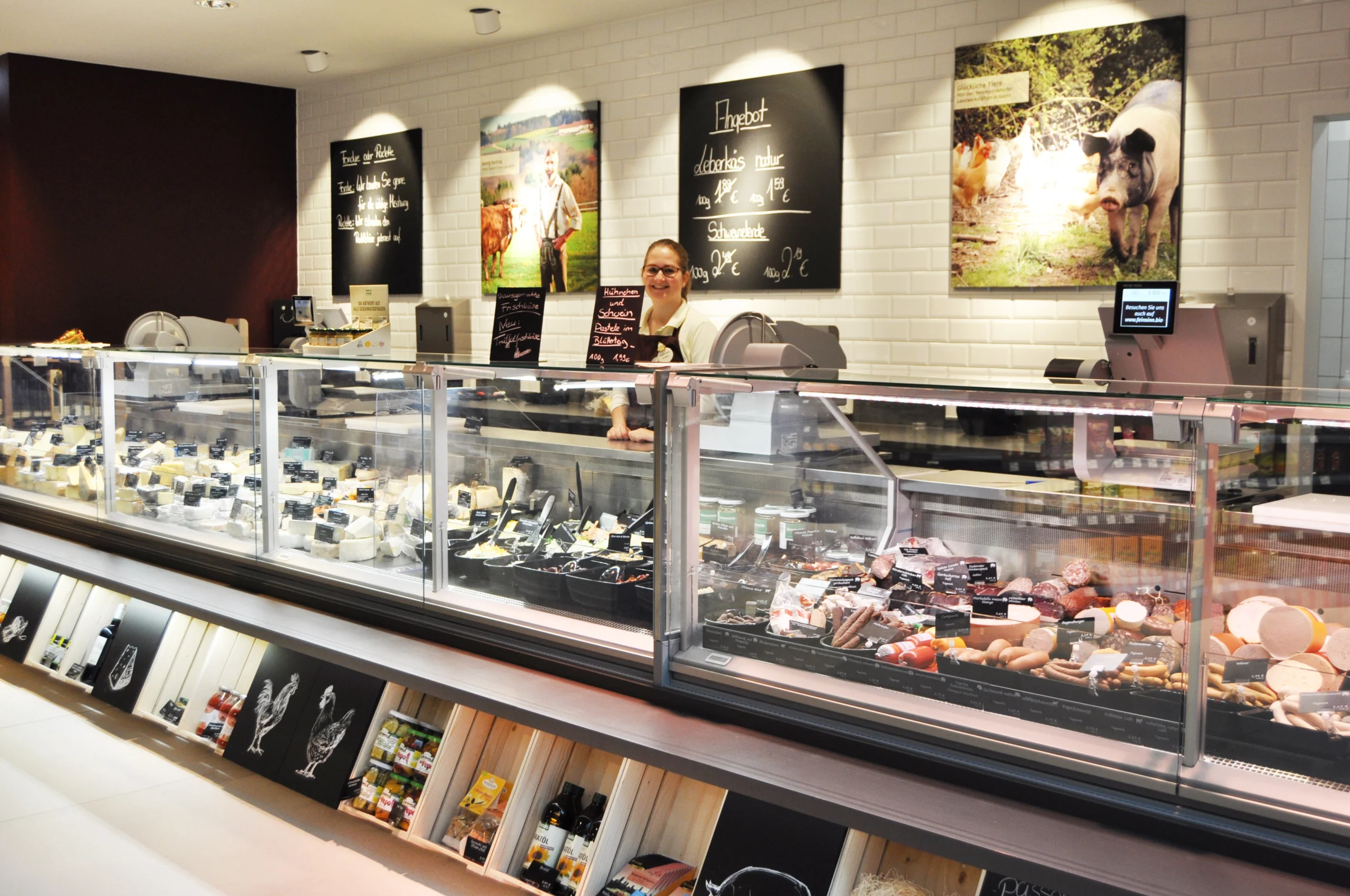 Feinsinn Frischetheke mit Mitarbeiterin