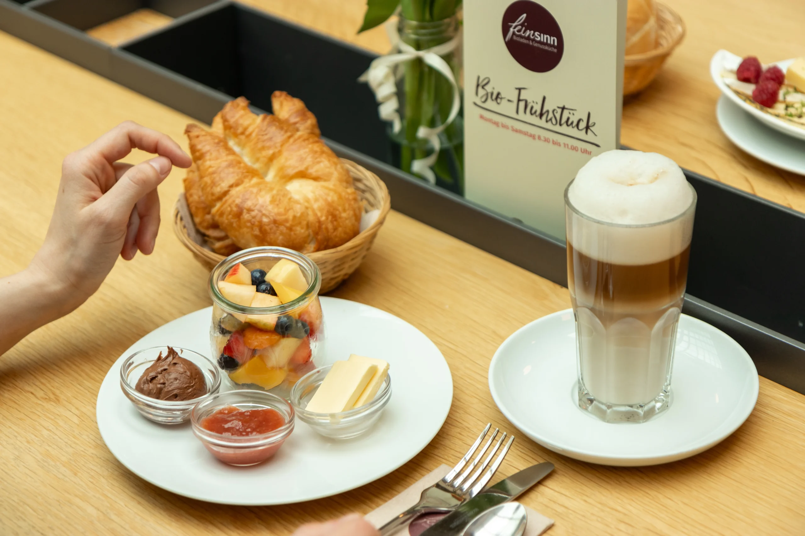 Süßes Frühstück mit Croissants und Aufstrichen mit Kaffee