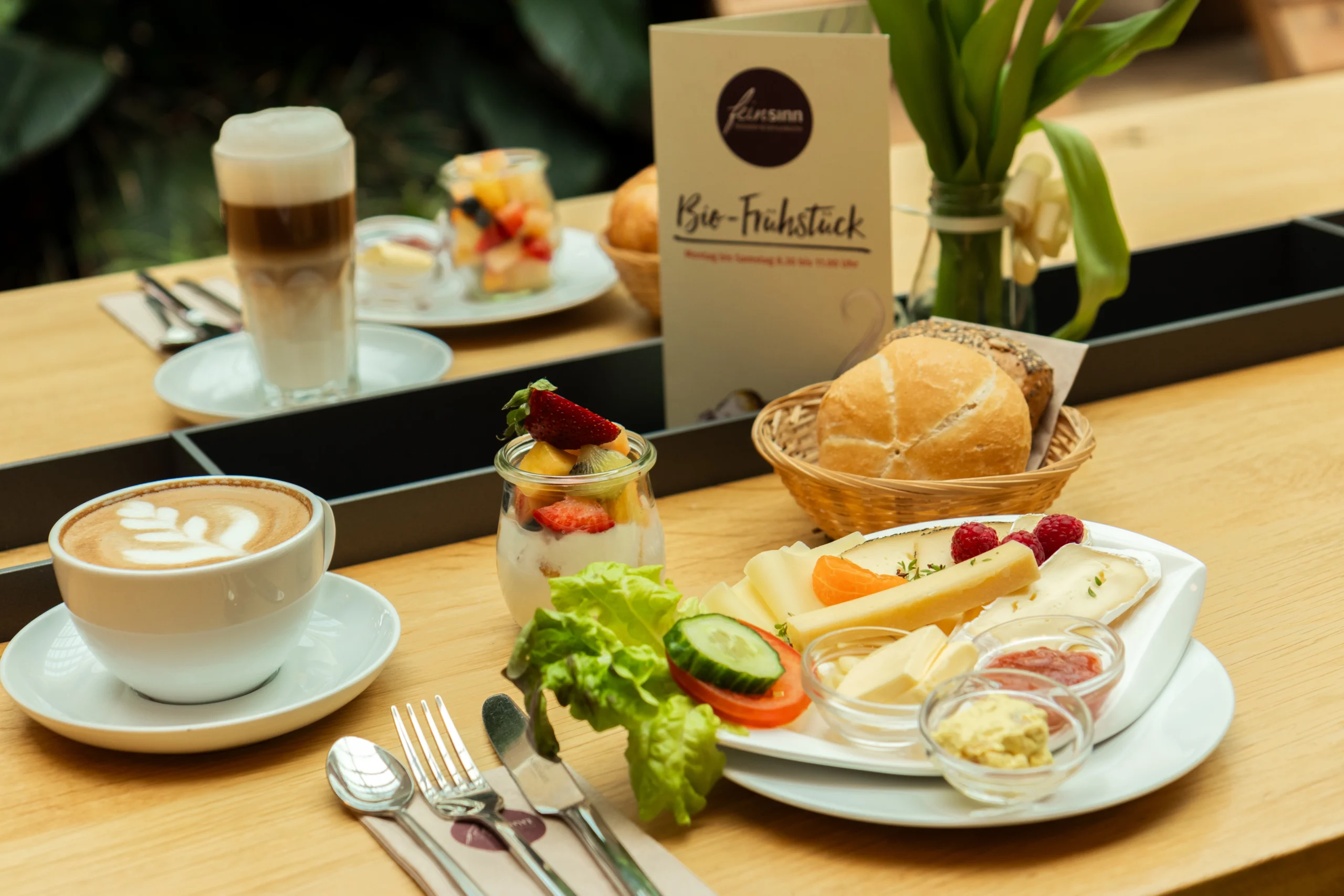 Gedeckter Frühstückstisch