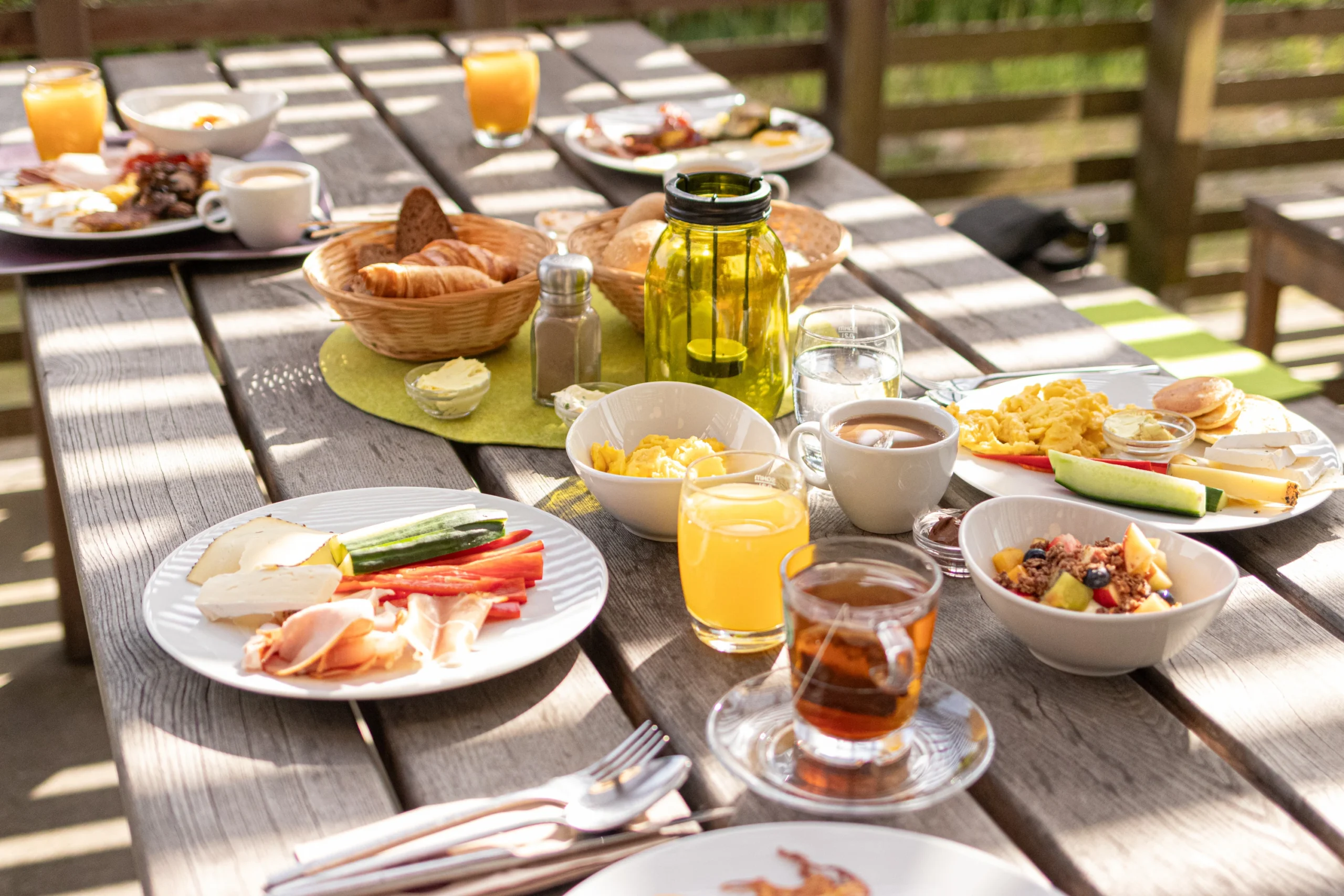 Gedeckter Frühstückstisch draußen