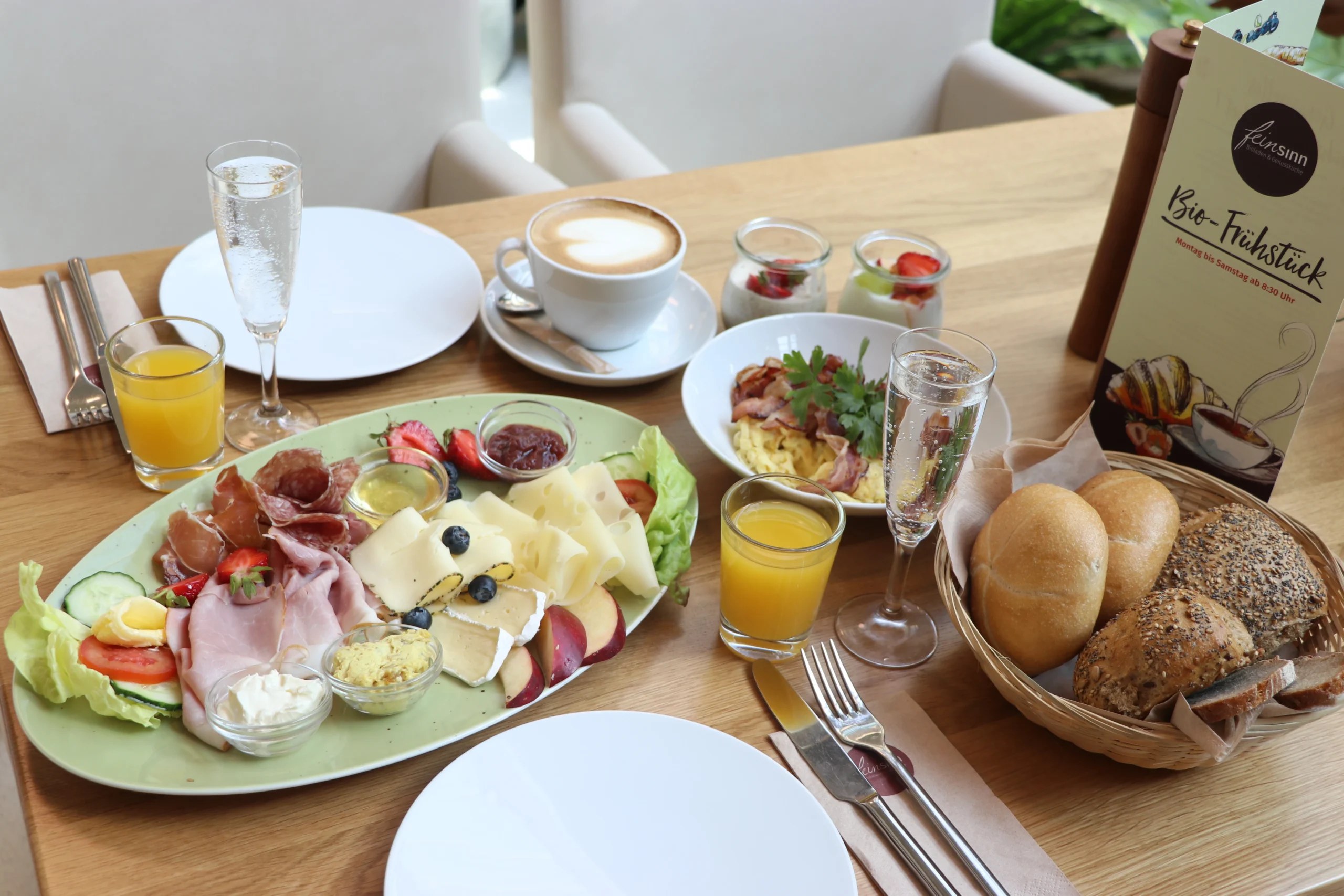 Gedeckter Frühstückstisch für zwei