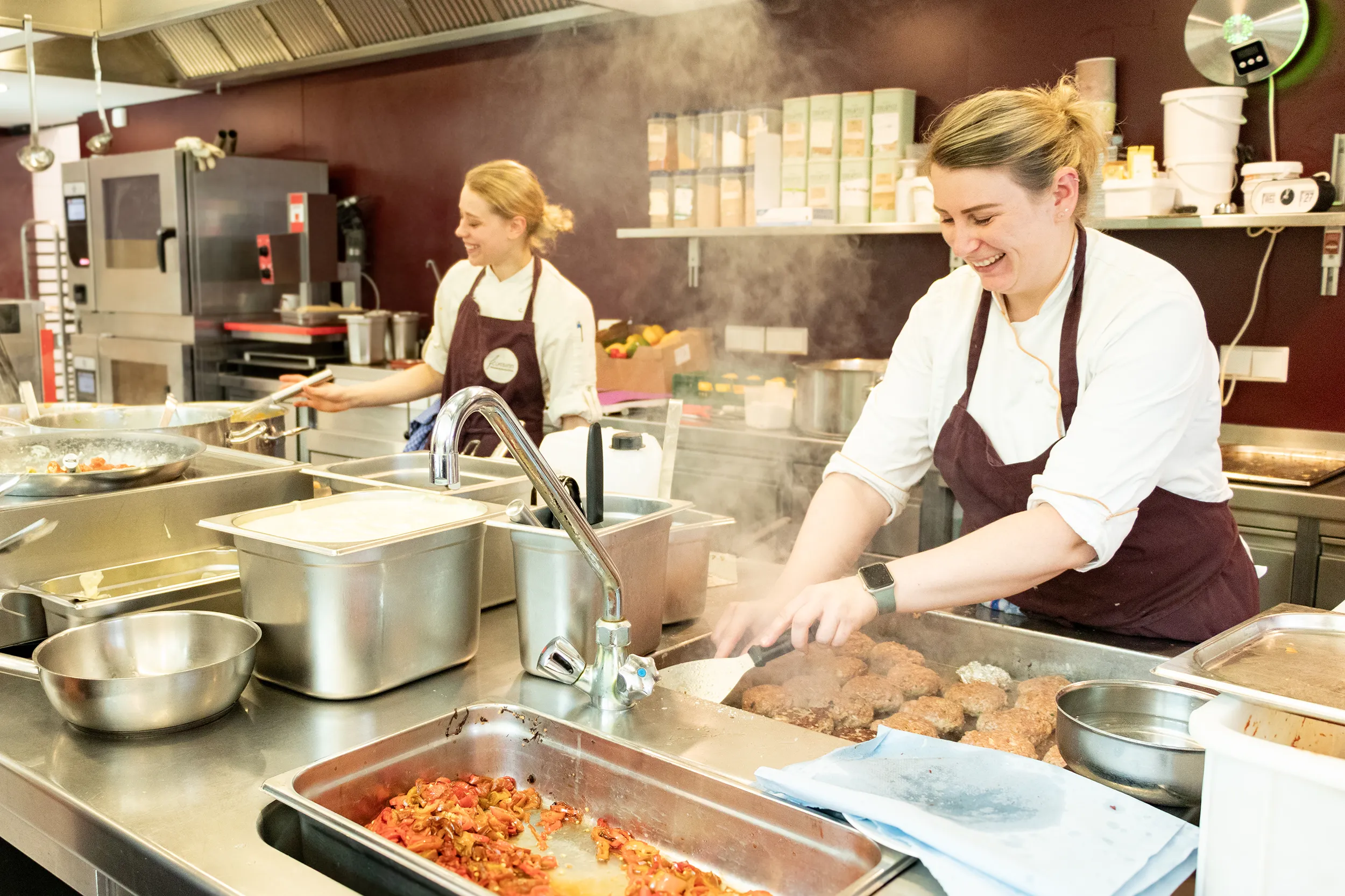 Mitarbeiterinnen beim Kochen in der Genussküche