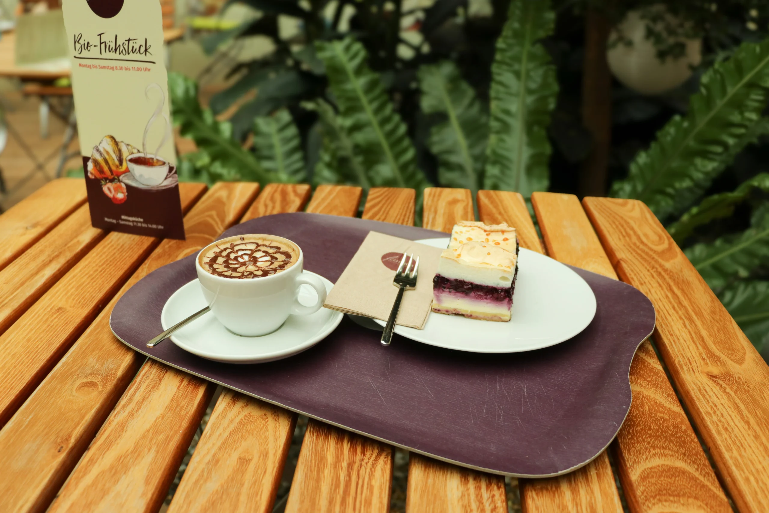 Kaffee und Kuchen auf Tablett in der grünen Mitte