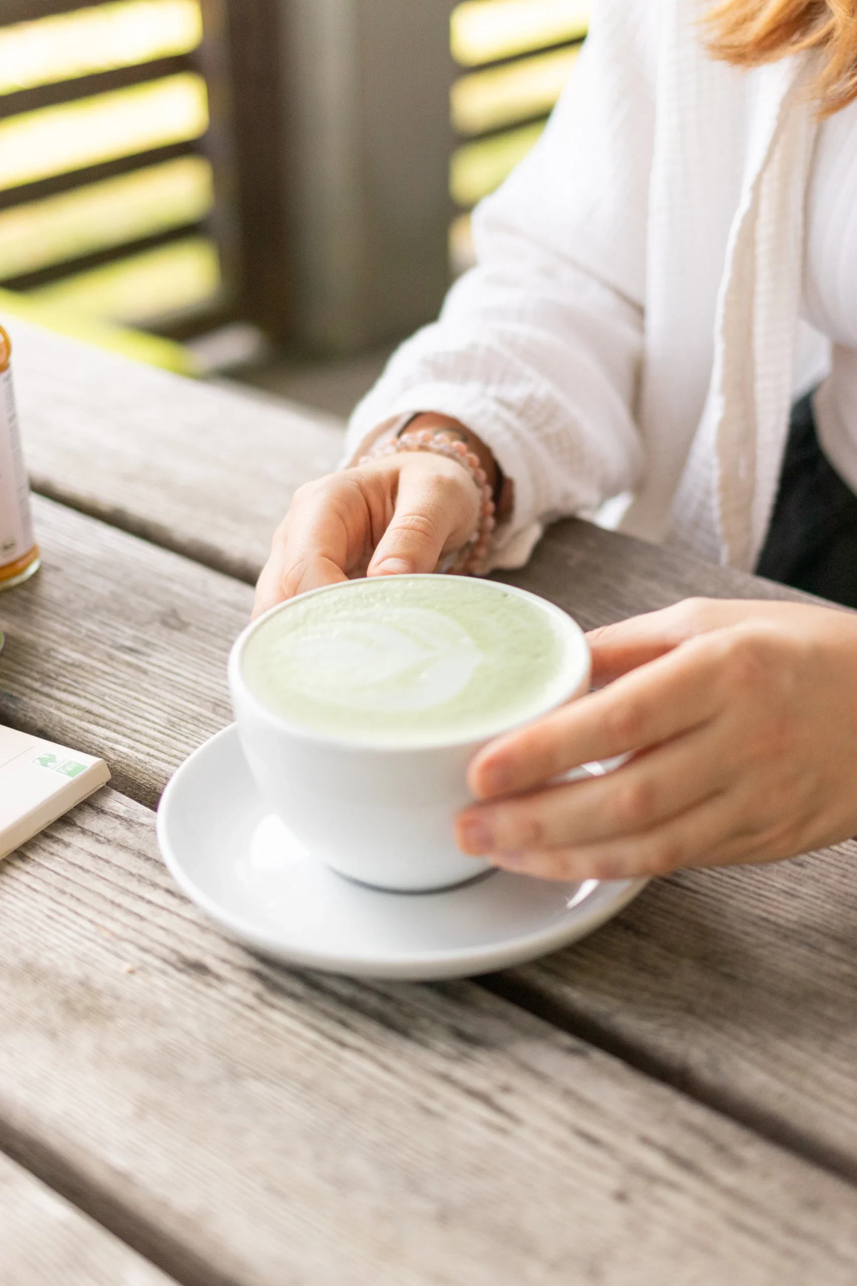 Matcha Latte auf der Terasse