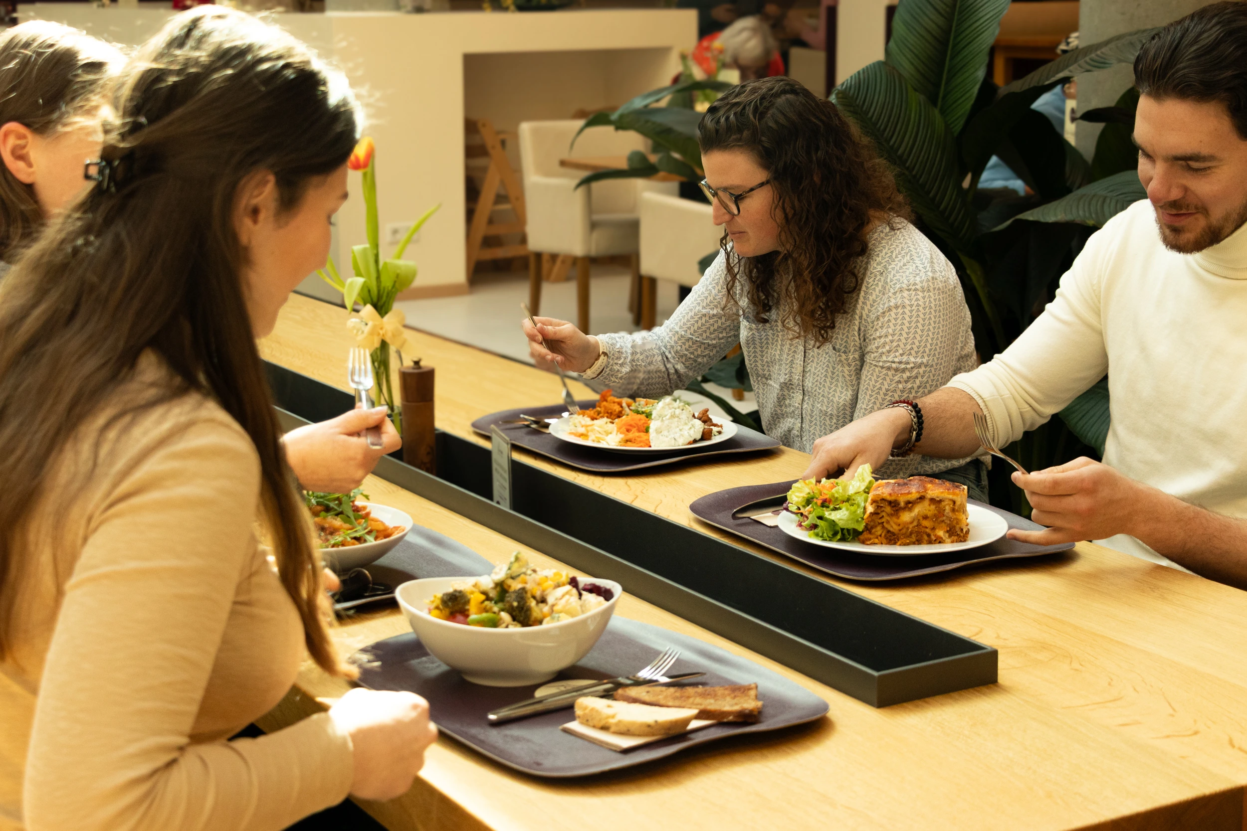 Kunden beim Mittagessen in der Genussküche