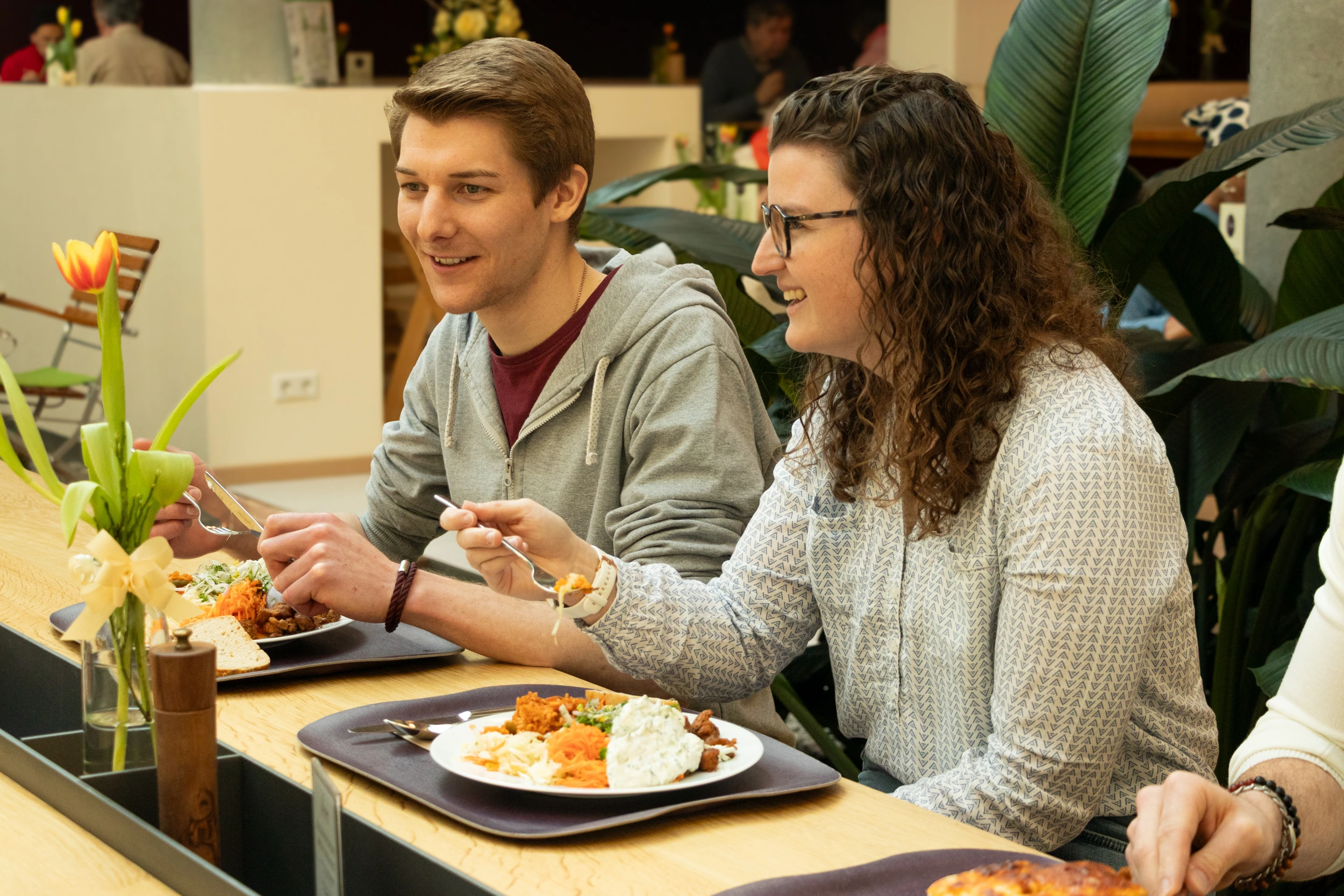 Kunden beim Mittagessen in der Genussküche